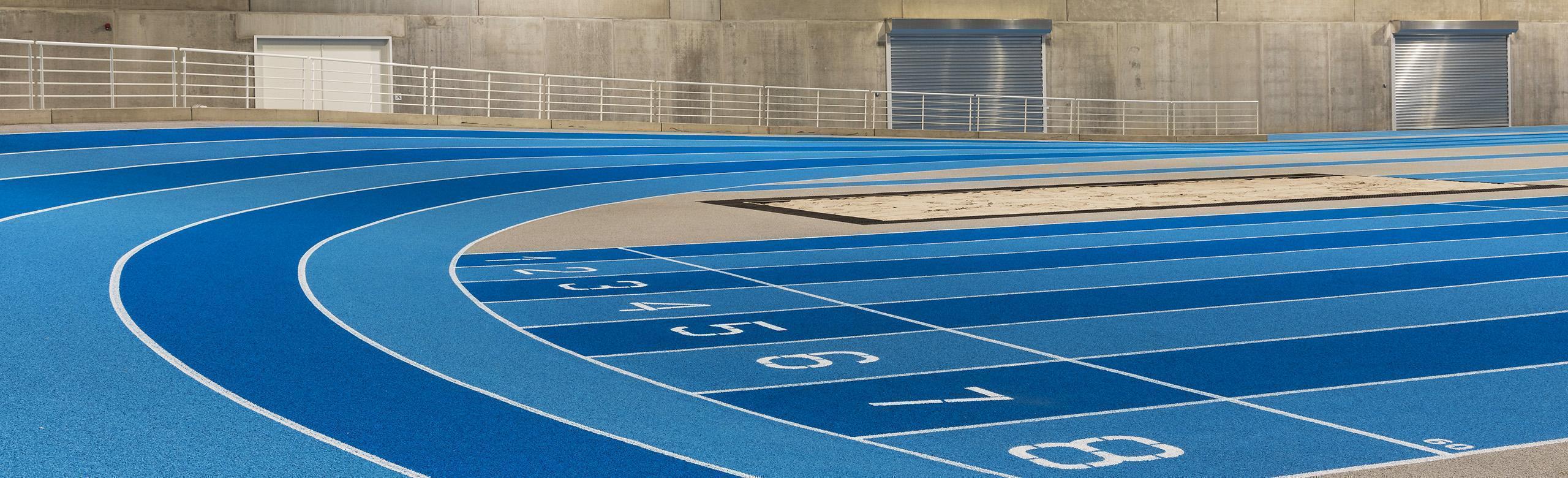 Wielokolorowy tor tartanowy w kolorze jasnoniebieskim i ciemnoniebieskim Wielokolorowy tor tartanowy w kolorze jasnoniebieskim i ciemnoniebieskim. Różne tory z liniami i oznaczeniami.